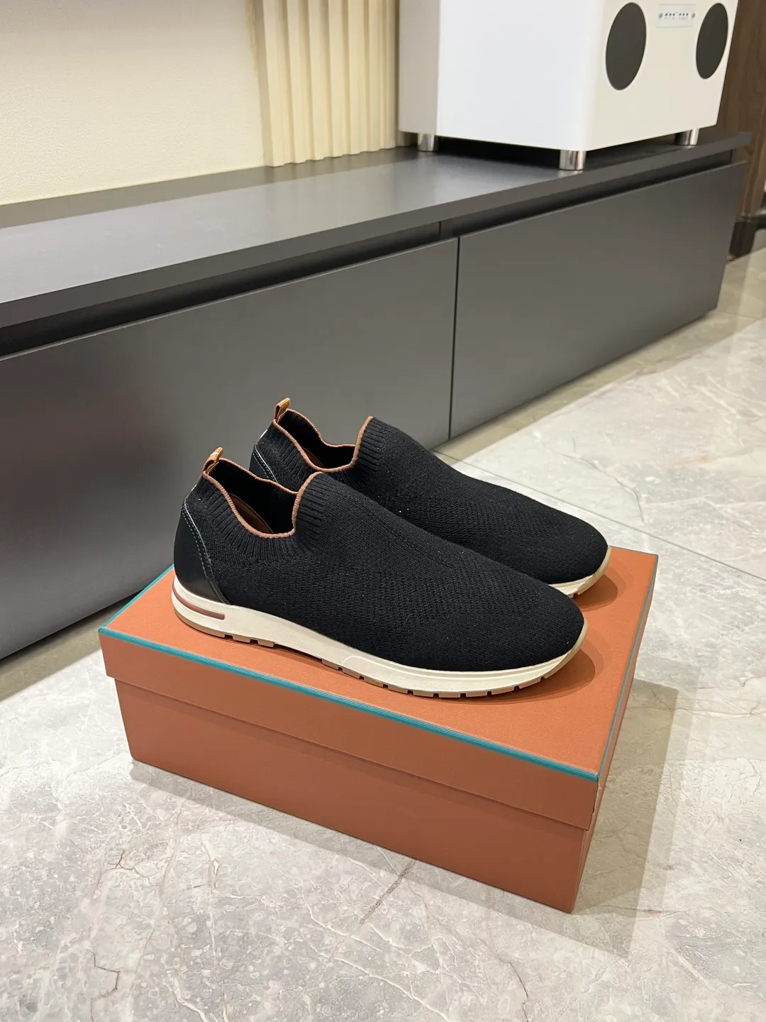 Men's Men's Shoes 💰p380 Loro Men's Shoes 💰piana/Noyo Piana 360 L Men's Shoes 💰p Flexy Walk Men's Sports Shoes These sports shoes are made of knitted wool uppers, and the heel is wrapped in smooth calf leather. Merino sheep are selected from Australia and New Zealand. The upper is machine-woven like a sweater, and then equipped with a white rubber outsole and a Kummel-colored sole. It is both beautiful and non-slip. The fabric is 100% cashmere and the insole is calf leather. It is super comfortable on the feet! Comes with full original packaging! Multiple colors available! Size: 38-44 (45 customized)